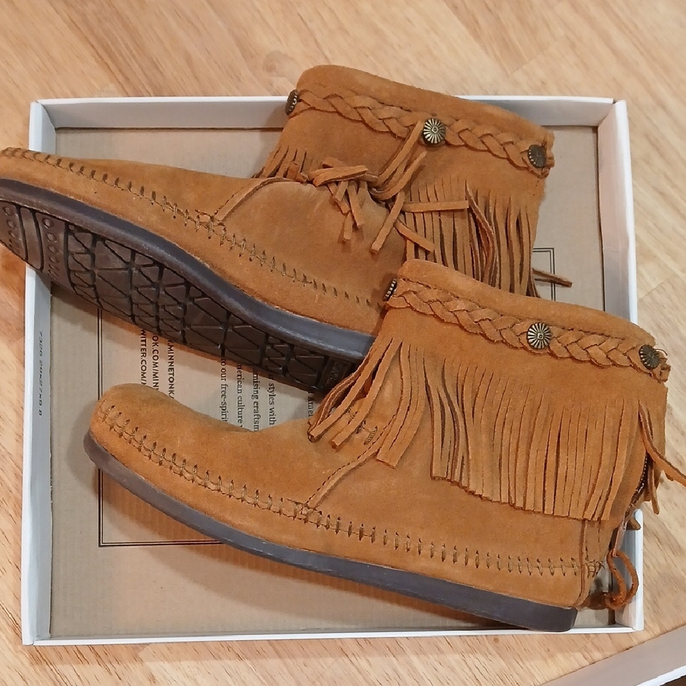 Minnetonka Suede Hi Top Back Zip Boot Sz 8 w/ Box